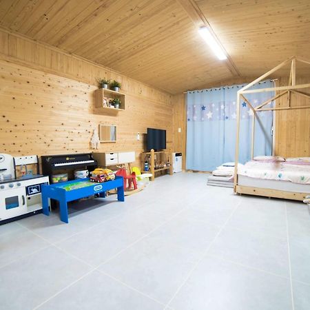 Jeju Sunflower Pension ซอกวีโพ ภายนอก รูปภาพ