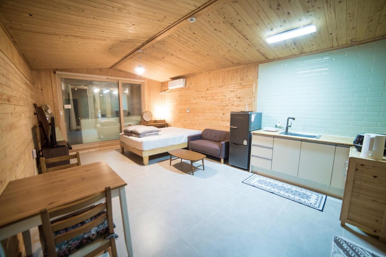 Jeju Sunflower Pension ซอกวีโพ ภายนอก รูปภาพ