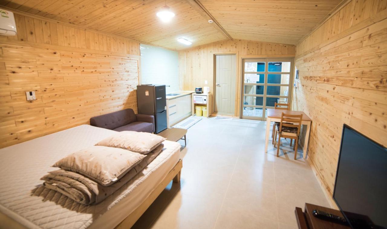 Jeju Sunflower Pension ซอกวีโพ ภายนอก รูปภาพ