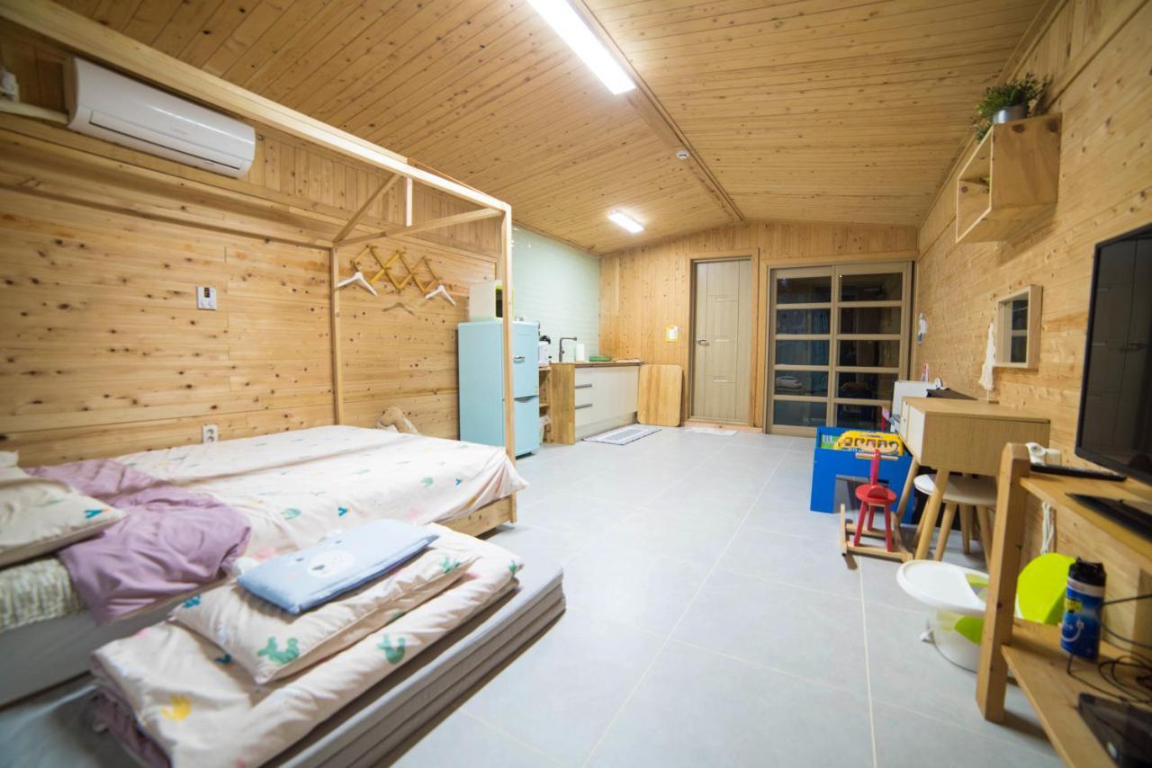 Jeju Sunflower Pension ซอกวีโพ ภายนอก รูปภาพ
